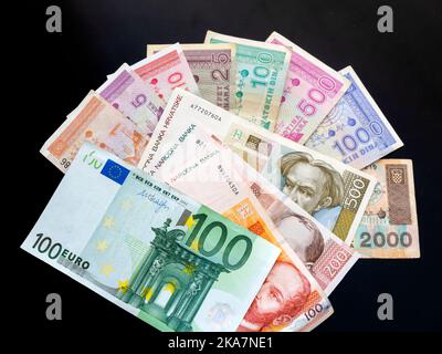 Croate Croatie billets de dinars croates Kuna Kune Kunas et euro de l'UE sur fond noir Banque D'Images