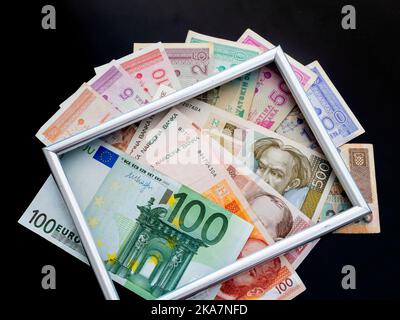 Cadre encadré au-dessus des billets croates de dinars croates Kuna Kune Kunas et des euros de l'UE sur fond noir Banque D'Images