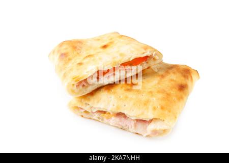 Photographie alimentaire de tarte avec jambon, paprika et fromage isolés sur fond blanc. Banque D'Images