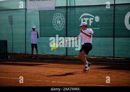 Gaziantep, Turquie. 30th octobre 2022. Le joueur de tennis roumain Nicholas David Ionel rivalise avec le joueur de tennis français Corentil Denolly au complexe de tennis Mehmet ÅžemÅŸik de Gaziantep, lors de la finale du premier tournoi de tennis international dans la ville du sud de la Turquie. Nicholas David Ionel a gagné contre Corentil Denolly 6-2, 6-2 le dimanche, et a ensuite reçu le trophée du maire de la municipalité métropolitaine de Gaziantep Fatma Åžahin, et le président de la Fédération turque de tennis Cengiz Durmus (Credit image: © Zakariya Yahya/IMAGESLIVE via ZUMA Press Wire) Banque D'Images