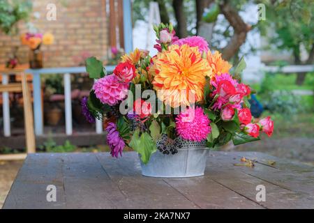 Fleurs d'automne : roses, asters, dahilia dans le jardin sur une table en bois. Design rural lumineux. Jour ensoleillé. Banque D'Images