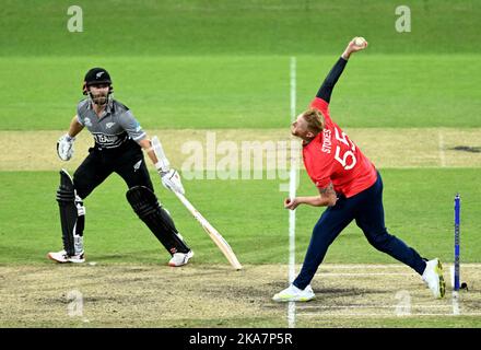 En Nouvelle-Zélande, Kane Williamson regarde Ben Stokes en Angleterre lors du match Super 12 de la coupe du monde T20 au Gabba à Brisbane, en Australie. Date de la photo: Mardi 1 novembre 2022. Banque D'Images