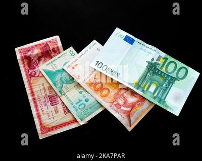 Croat Croatie billets de 100 dinars dinars yougoslaves dinars croates Kuna Kune Kunas et euros de l'UE sur fond noir Banque D'Images