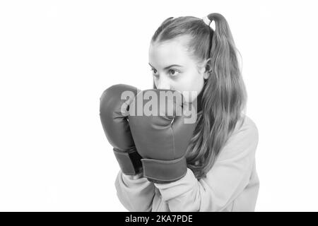 enfance active et saine. knockout. elle se battra. punching concentré pour les enfants. poing à combattre. jeune fille en gants de boxe. attaque en colère. boxe pour enfants Banque D'Images