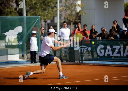 Gaziantep, Turquie. 30th octobre 2022. Le joueur de tennis roumain Nicholas David Ionel rivalise avec le joueur de tennis français Corentil Denolly au complexe de tennis Mehmet ÅžemÅŸik de Gaziantep, lors de la finale du premier tournoi de tennis international dans la ville du sud de la Turquie. Nicholas David Ionel a gagné contre Corentil Denolly 6-2, 6-2 le dimanche, et a ensuite reçu le trophée du maire de la municipalité métropolitaine de Gaziantep Fatma Åžahin, et le président de la Fédération turque de tennis Cengiz Durmus (Credit image: © Zakariya Yahya/IMAGESLIVE via ZUMA Press Wire) Banque D'Images