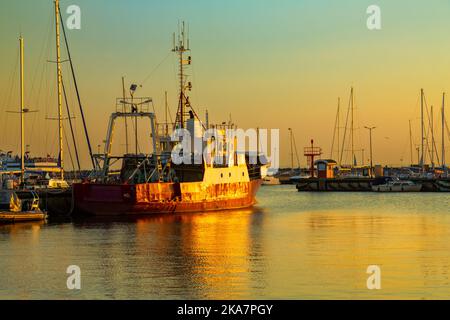 27 août 2022 Un bateau de pêche à la lumière du soleil couchant amarré dans le port de la ville de Hel. Hel, péninsule de Hel, Mer Baltique, Pomerania, P. Banque D'Images
