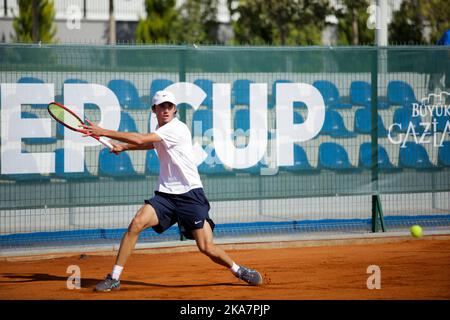 Gaziantep, Turquie. 30th octobre 2022. Le joueur de tennis roumain Nicholas David Ionel rivalise avec le joueur de tennis français Corentil Denolly au complexe de tennis Mehmet ÅžemÅŸik de Gaziantep, lors de la finale du premier tournoi de tennis international dans la ville du sud de la Turquie. Nicholas David Ionel a gagné contre Corentil Denolly 6-2, 6-2 le dimanche, et a ensuite reçu le trophée du maire de la municipalité métropolitaine de Gaziantep Fatma Åžahin, et le président de la Fédération turque de tennis Cengiz Durmus (Credit image: © Zakariya Yahya/IMAGESLIVE via ZUMA Press Wire) Banque D'Images