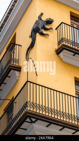 Bâtiment jaune avec un lézard sur la façade, Valence, Espagne, Europe Banque D'Images