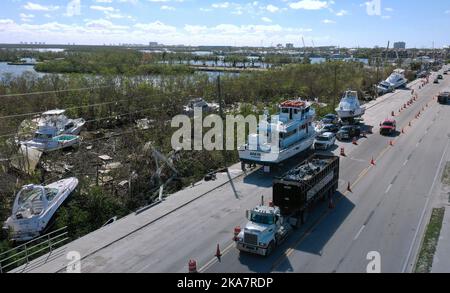 Fort Myers Beach, États-Unis. 31st octobre 2022. (NOTE DE LA RÉDACTION: Image prise avec drone)des bateaux soufflés d'une marina voisine sont vus dans cette vue aérienne dans les mangroves le long d'une route à fort Myers Beach, Floride, plus d'un mois après que l'ouragan Ian a fait la chute comme un ouragan de catégorie 4. La tempête a causé environ $67 milliards de pertes assurées et au moins 127 décès liés à la tempête en Floride. Crédit : SOPA Images Limited/Alamy Live News Banque D'Images