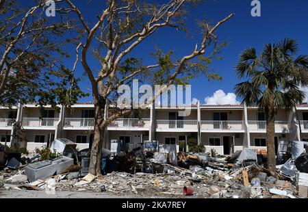 Sanibel Island, États-Unis. 31st octobre 2022. Des débris des appartements Seawind sont visibles le long de la route de Sanibel Island, en Floride, plus d'un mois après que l'ouragan Ian a fait une chute en tant qu'ouragan de catégorie 4. La tempête a causé environ $67 milliards de pertes assurées et au moins 127 décès liés à la tempête en Floride. Crédit : SOPA Images Limited/Alamy Live News Banque D'Images