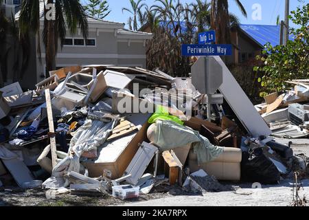 Sanibel Island, États-Unis. 31st octobre 2022. Une pile de débris d'une maison est vue le long de la route à Sanibel Island, en Floride, plus d'un mois après que l'ouragan Ian a fait terre comme un ouragan de catégorie 4. La tempête a causé environ $67 milliards de pertes assurées et au moins 127 décès liés à la tempête en Floride. (Photo de Paul Hennessy/SOPA Images/Sipa USA) crédit: SIPA USA/Alay Live News Banque D'Images