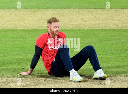 Ben Stokes, en Angleterre, réagit après avoir été frappé à la frontière par Glenn Phillips, en Nouvelle-Zélande, lors du match Super 12 de la coupe du monde T20 au Gabba à Brisbane, en Australie. Date de la photo: Mardi 1 novembre 2022. Banque D'Images