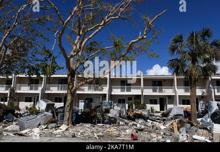 Sanibel Island, États-Unis. 31st octobre 2022. Des débris des appartements Seawind sont visibles le long de la route de Sanibel Island, en Floride, plus d'un mois après que l'ouragan Ian a fait une chute en tant qu'ouragan de catégorie 4. La tempête a causé environ $67 milliards de pertes assurées et au moins 127 décès liés à la tempête en Floride. (Photo de Paul Hennessy/SOPA Images/Sipa USA) crédit: SIPA USA/Alay Live News Banque D'Images