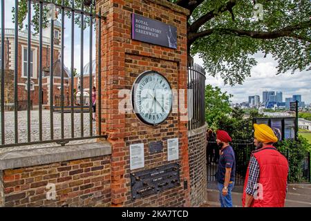 LONDRES, GRANDE-BRETAGNE - 20 MAI 2014 : des visiteurs non identifiés sont en train de regarder un standard public de leight, Time and Mark à l'Observatoire royal de Greenwich. Banque D'Images