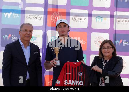 Gaziantep, Turquie. 30th octobre 2022. Gaziantep, Turquie. 30 octobre 2022. Le joueur de tennis roumain Nicholas David Ionel reçoit un trophée du président de la Fédération turque de tennis Cengiz Durmus et du maire de la municipalité métropolitaine de Gaziantep Fatma Åžahin au complexe de tennis Mehmet ÅžemÅŸik de Gaziantep. Nicholas Davis Ionel a remporté le tournoi de tennis de Gaziantep 2022 après avoir battu le joueur français Corentil Denolly 6-2, 6-2 pendant la finale (Credit image: © Zakariya Yahya/IMAGESLIVE via ZUMA Press Wire) Banque D'Images