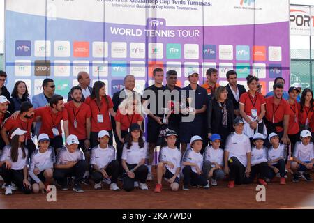 Gaziantep, Turquie. 30th octobre 2022. Gaziantep, Turquie. 30 octobre 2022. Le joueur de tennis roumain Nicholas David Ionel reçoit un trophée du président de la Fédération turque de tennis Cengiz Durmus et du maire de la municipalité métropolitaine de Gaziantep Fatma Åžahin au complexe de tennis Mehmet ÅžemÅŸik de Gaziantep. Nicholas Davis Ionel a remporté le tournoi de tennis de Gaziantep 2022 après avoir battu le joueur français Corentil Denolly 6-2, 6-2 pendant la finale (Credit image: © Zakariya Yahya/IMAGESLIVE via ZUMA Press Wire) Banque D'Images