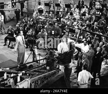 PERRY COMO sur un plateau chantant candide ''Lover'' (musique Richard Rodgers paroles Lorenz Hart) à Technicolor Camera avec MGM Studio Orchestra dirigé par Lennie Hayton pendant la production de MOTS ET DE MUSIQUE 1948 réalisateur NORMAN TAUROG directeurs de la photographie Charles Rosher et Harry Stradling Jr. Producteur Arthur Freed Metro Goldwyn Mayer Banque D'Images