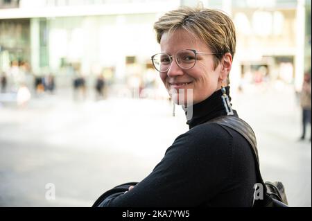 Portrait extérieur d'une femme blanche à cheveux courts de 36 ans portant un maillot noir, Belgique Banque D'Images