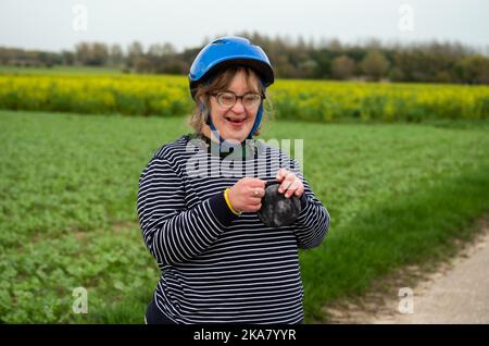 Portrait d'une heureuse femme de 40 ans atteinte du syndrome de Down dans les champs de Tienen, Flander, Belgique Banque D'Images