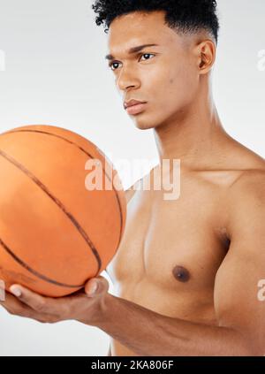 Sport, concentration et joueur de noir ou de basket-ball avec ballon pour le jeu d'entraînement, la compétition de fitness ou le match d'entraînement. Motivation de santé d'athlète Banque D'Images