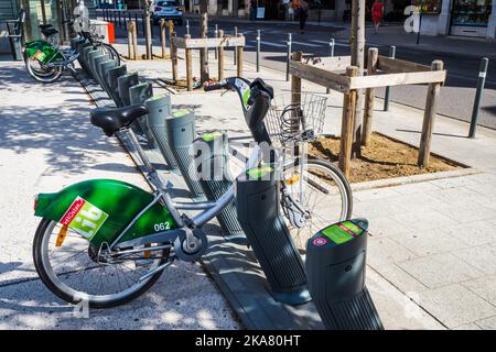 03.07.2022 Nancy, Grand est, France.Station de vélo électrique avec vélos verts verrouillés prêts pour les clients Banque D'Images