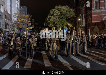 New York, États-Unis. 31st octobre 2022. Les artistes participent à la parade annuelle d'Halloween du village de New York en 49th à New York. Le thème de cette année était « liberté ». Crédit : SOPA Images Limited/Alamy Live News Banque D'Images