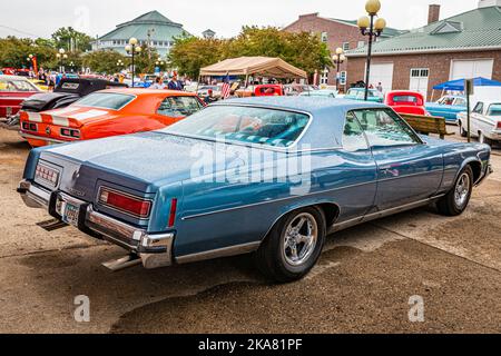 Des Moines, IA - 01 juillet 2022 : vue arrière à angle haut d'un coupé Bonneville Hardtop 1972 de Pontiac lors d'un salon de l'auto local. Banque D'Images