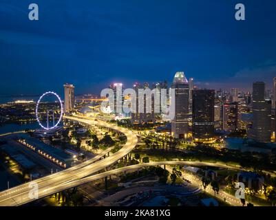 Vue aérienne du quartier des affaires de Singapour et de la ville au crépuscule, à Singapour, en Asie Banque D'Images