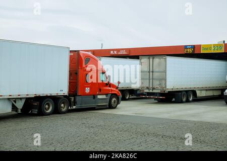 21 OCTOBRE 2022 Station-service Yuma AZ aux États-Unis pour le ravitaillement en carburant de véhicules, camions et réservoirs de carburant, d'essence et de diesel près de l'autoroute sur les États-Unis Banque D'Images