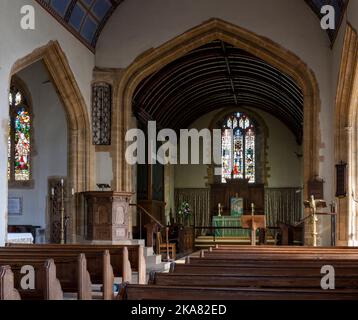 Eglise St Mary, Huish Episcopi, Somerset, Angleterre, Royaume-Uni - bâtiment classé de catégorie I - vue intérieure de l'allée et de l'autel Banque D'Images