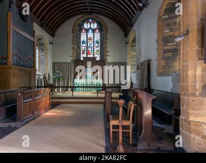 Eglise St Mary, Huish Episcopi, Somerset, Angleterre, Royaume-Uni - bâtiment classé de catégorie I - vue intérieure de l'allée et de l'autel Banque D'Images