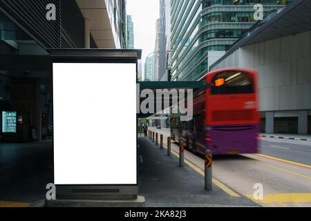 Modèle d'affiche à plis blancs en ville. Maquette de papier collé. Pâte de blé vierge sur paroi texturée. Maquette d'un autocollant d'art urbain vide. Transparent urbain collé adv Banque D'Images