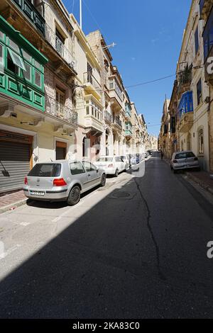 SENGLEA, MALTE, le 2022 mai: Rue étroite dans la ville européenne de L-Isla, ciel bleu clair dans le chaud soleil jour de printemps - vertical Banque D'Images