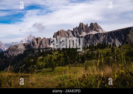 La vue de la chaîne de montagnes Croda da Lago contre le ciel nuageux. Dolomites, Vénétie, Italie. Banque D'Images