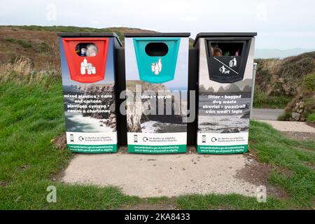 Bacs de recyclage bilingues anglais gallois à la campagne sur la côte du Pembrokeshire Marloes West Wales Royaume-Uni Grande-Bretagne KATHY DEWITT Banque D'Images