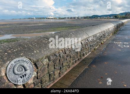 Vue sur le paysage du front de mer à Minehead, y compris la plaque marquant le West Somerset Coast Path, Minehead, Somerset. Angleterre, Royaume-Uni Banque D'Images