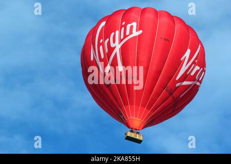 Ballon d'air chaud vierge flottant dans le ciel. Virgin appartenant à Richard Branson. Banque D'Images