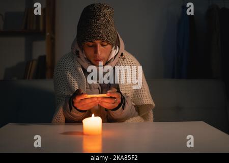 Un homme fatigué ne souffre ni de chauffage ni d'électricité pendant une crise énergétique en Europe, provoquant des pannes d'électricité. Banque D'Images