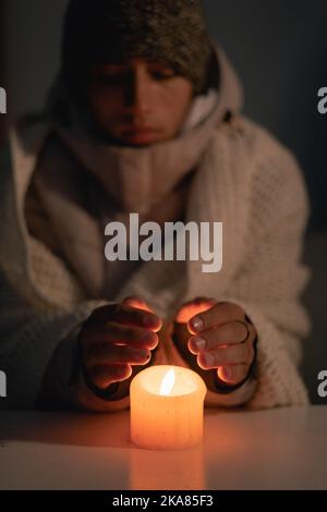 Un homme fatigué ne souffre ni de chauffage ni d'électricité pendant une crise énergétique en Europe, provoquant des pannes d'électricité. Banque D'Images