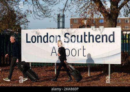 Passagers à l'aéroport Southend de Londres, Southend on Sea, Essex, Royaume-Uni. Les personnes qui partient après leur arrivée de Malaga. Vacances, vacances voyage en avion Banque D'Images