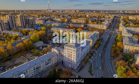 Architecture soviétique d'après-guerre. Tour blanche sur une grande rue. Quartier résidentiel de Kazan. Banque D'Images