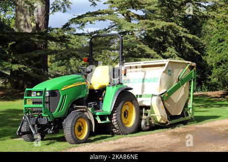 Tracteur John Deere tractant une machine de coupe d'herbe. Banque D'Images