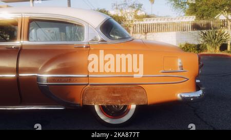 Une belle photo d'une voiture de Chevrolet Bel Air classique garée d'or par une journée ensoleillée à Los Angeles, Californie, États-Unis Banque D'Images