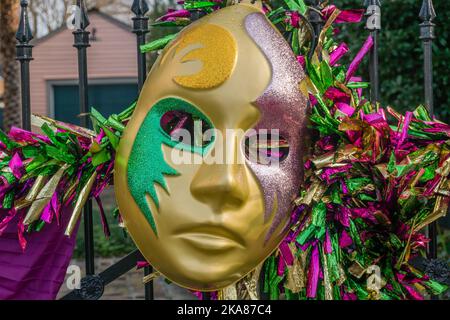 Gros plan du grand masque mardi gras sur la clôture qui est une décoration festive marquant le Mardi gras/Carnaval festival chaque printemps à la Nouvelle-Orléans, Lo Banque D'Images