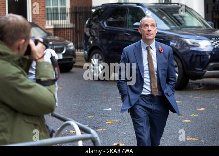 Londres ,Royaume-Uni -01/11/2022. Le vice-premier ministre Dominic Raab quitte le 10 Downing Street, Londres, après la réunion hebdomadaire du Cabinet avec le Premier ministre M. Banque D'Images