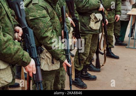 Soldats avec des armes à feu dans leurs mains. Ligne de soldats en uniforme avec armes automatiques. Conflit armé. Point d'accès. Banque D'Images