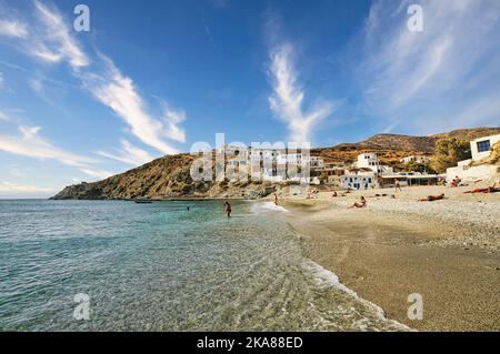 Une vue panoramique des personnes se détendant sur la plage d'Agali sur l'île de Folegandros, Grèce en été Banque D'Images