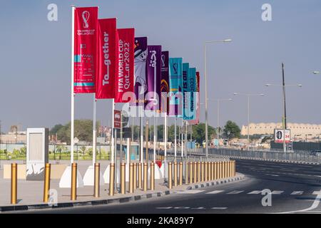 Doha, Qatar - 28 octobre 2022: Drapeaux faisant la promotion de la coupe du monde de la FIFA 2022 à Doha, Qatar. Banque D'Images