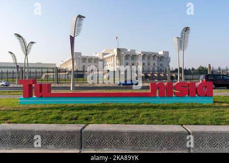 Doha, Qatar - 28 octobre 2022 : sculpture de mot « Tunisie » située dans la corniche de Doha en conjonction avec le Qatar de la coupe du monde 2022. Banque D'Images