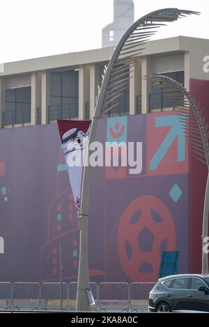 Doha, Qatar - 28 octobre 2022: Drapeaux faisant la promotion de la coupe du monde de la FIFA 2022 à Doha, Qatar. Banque D'Images